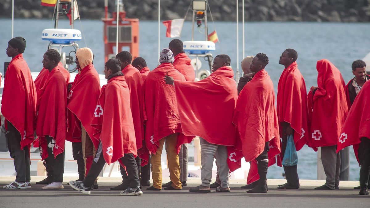 Salvamento desembarca en Lanzarote a personas rescatadas este sábado en aguas marroquíes.