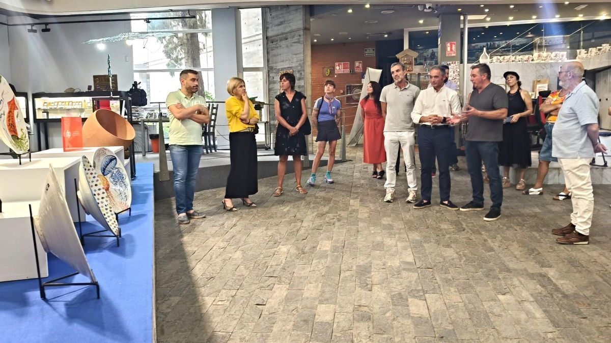 El director general de Artesanía, Rafael Gómez, se reúne con las propuestas del Gobierno regional a los Premios Nacionales de Artesanía 2025.