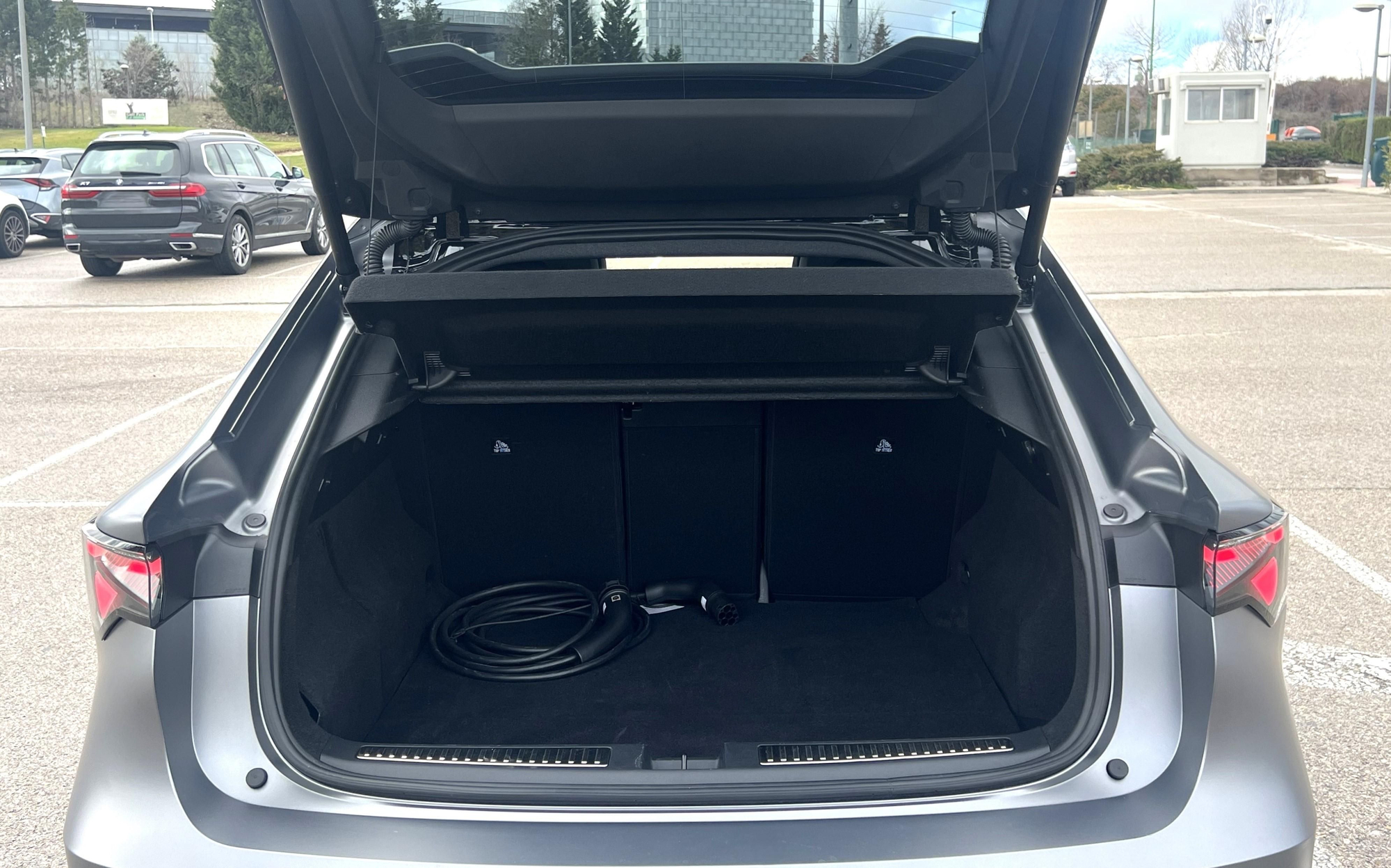 El maletero del Rafale enchufable ofrece 465 litros de capacidad.