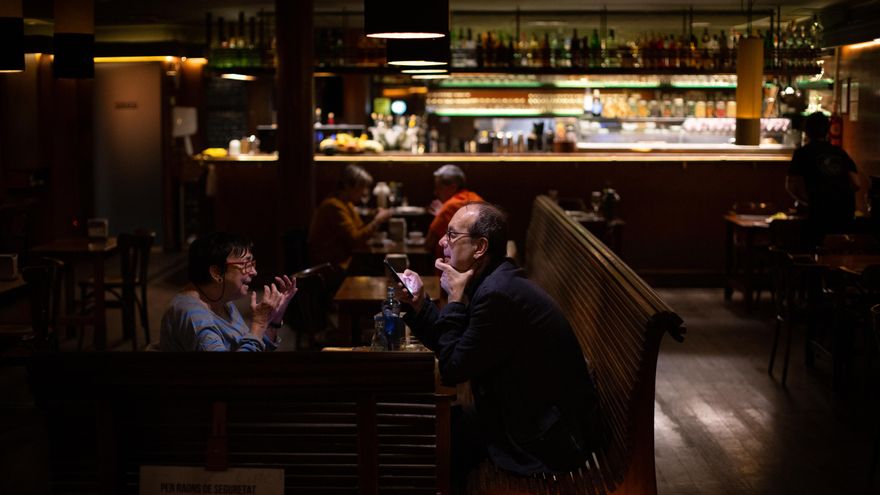 Interior de un bar en una calle céntrica de Barcelona, a 14 de octubre de 2021, en Barcelona, Catalunya (España). A partir de este viernes en Cataluña se terminarán las limitaciones de aforo en los equipamientos culturales, el deporte al aire libre y los bares y restaurantes. La hostelería también recuperará su horario habitual y decaerá la restricción de 10 personas por mesa y la distancia entre mesas, leer más aunque seguirá siendo obligatorio el uso de mascarilla. En cuanto al ocio nocturno, se mantienen las medidas actuales del 70% en espacios interiores.También recupera el 100% del aforo en la mayoría de los espacios de socialización, así como en universidades, equipamientos cívicos, ferias y congresos.