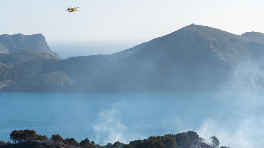 Un incendio forestal en Roses (Girona) afecta a unas 400 hectáreas