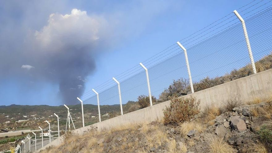 Columna de cenizas vista desde el aeropuerto de La Palma