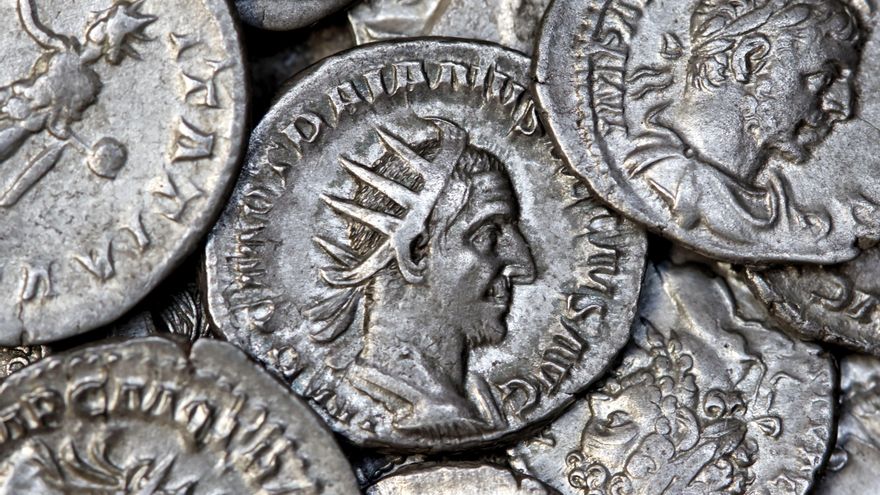 Un aficionado a la arqueología descubre el mayor tesoro de monedas de plata de la época de Adriano en Alemania