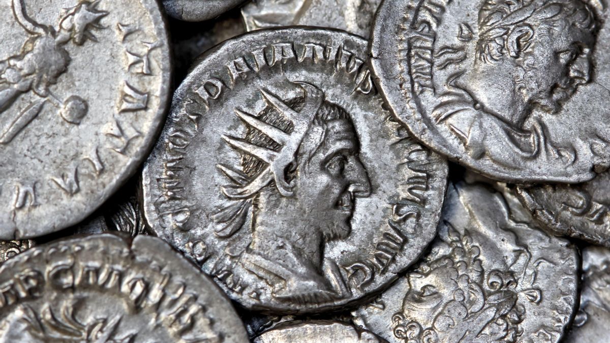 Un aficionado a la arqueología descubre el mayor tesoro de monedas de plata de la época de Adriano en Alemania