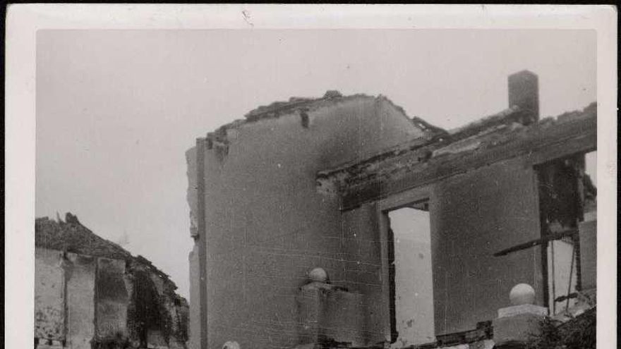 "Ciudad de Potes incendiada por los rojos en su fuga". Septiembre de 1937.