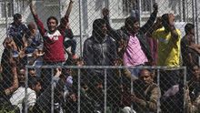 Imagen de archivo de migrantes afganos y paquistaníes participan en una protesta en contra de las deportaciones en un campamento para refugiados en la islas griegas | Efe