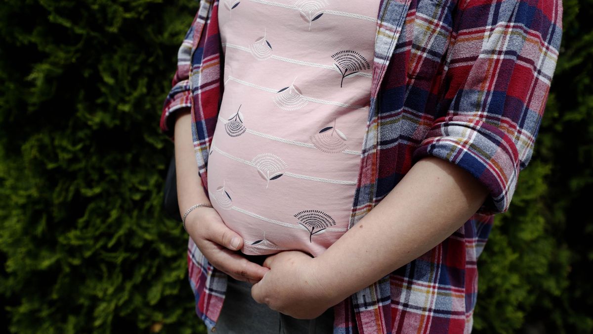 Imagen de archivo de una mujer con un vientre de alquiler de gestación subrogada.