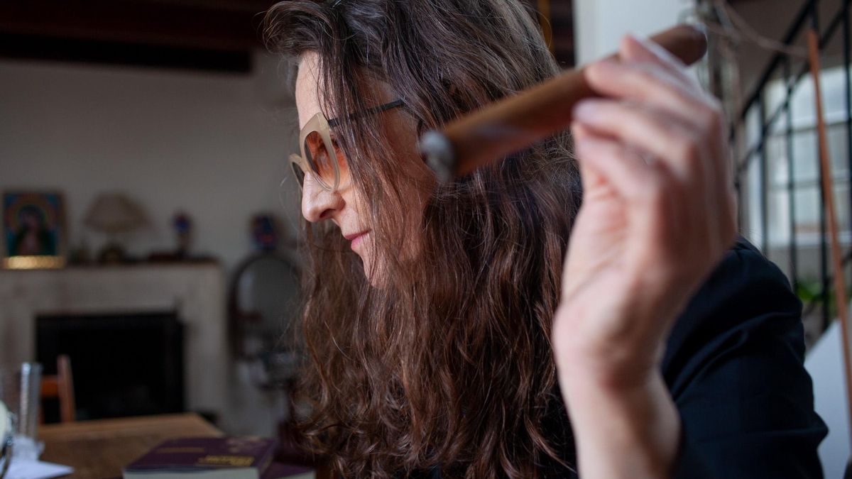 Lucrecia Martel con su habitual puro