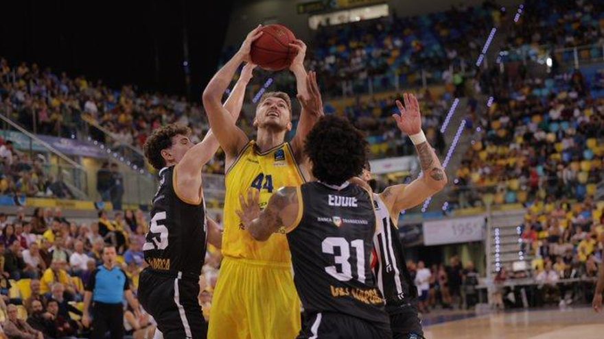 El 'Granca' muere en la orilla tras una prórroga de infarto ante el Cluj Napoca