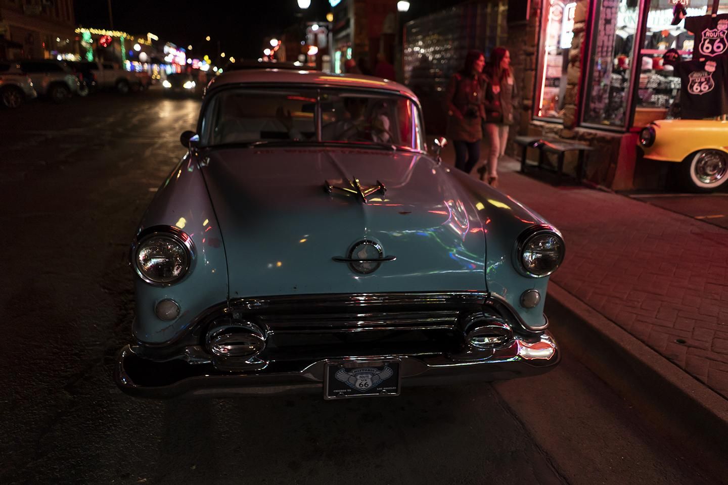 Un coche antiguo aparcado en una de las calles Williams, una de las paradas habituales en la Ruta 66. | JOAQUÍN GÓMEZ SASTRE