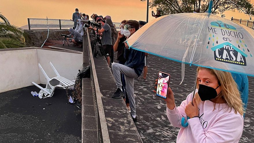 Espectadores del volcán de La Palma. / Fotos: Leandro Betancor Fajardo