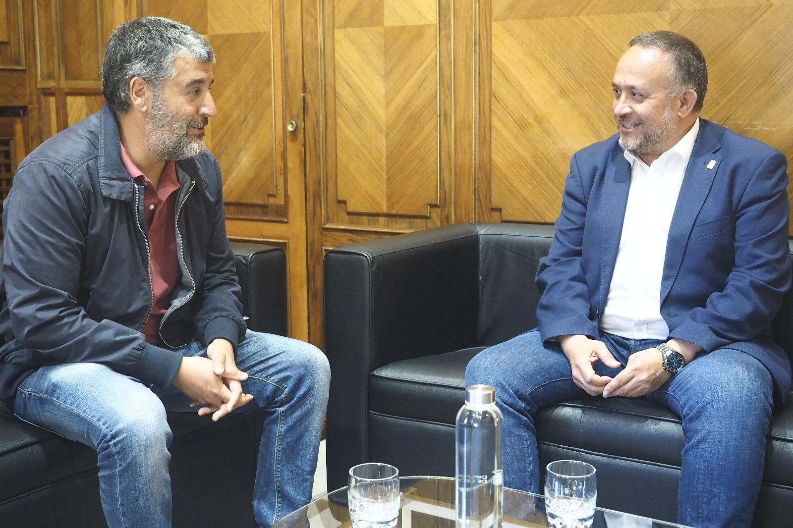 El alcalde de San Emiliano, David Marcello, y el presidente de la Diputación de León, Gerardo Álvarez Courel.
