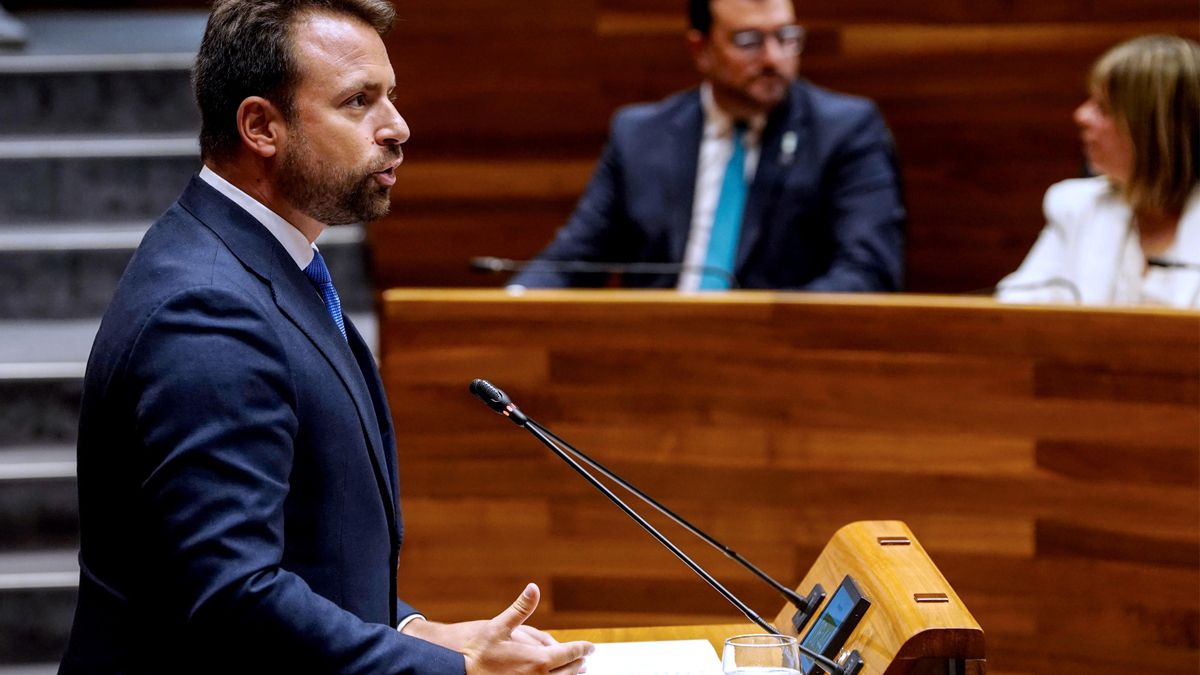 Álvaro Queipo, líder y portavoz del PP de Asturias, interviene en la Junta General del Principado en el pleno del Día de Asturias.