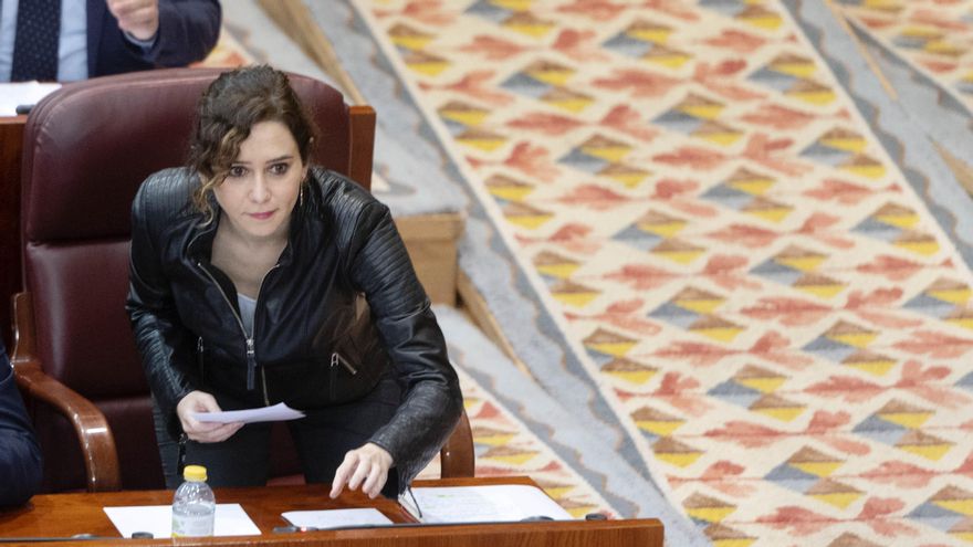 La presidenta de la Comunidad de Madrid, Isabel Díaz Ayuso, interviene en un pleno de la Asamblea de Madrid, a 10 de febrero de 2022, en Madrid (España). Durante el pleno han abordado de nuevo la gestión por parte de la consejera de Familia, Juventud y Po