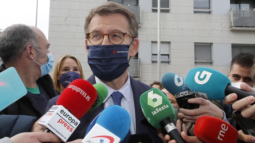 El presidente de la Xunta, ALberto Núñez Feijóo, atiende a los medios a su llegada a un acto de entrega de viviendas autonómicas en Vigo, a 28 de febrero de 2022.