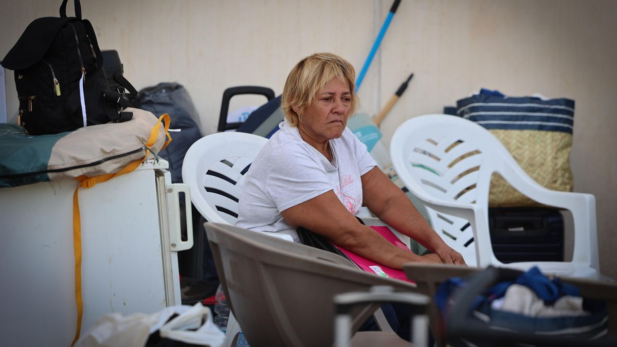 Una de las mujeres desalojadas de la finca de Cas Bunets, con la mirada perdida durante el desalojo.
