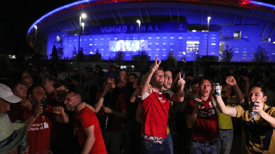 Archivo - Aficionados del Liverpool celebran la victoria de su equipo en la final de la copa de Europa en los aledaños del estadio Wanda Metropolitano de Madird