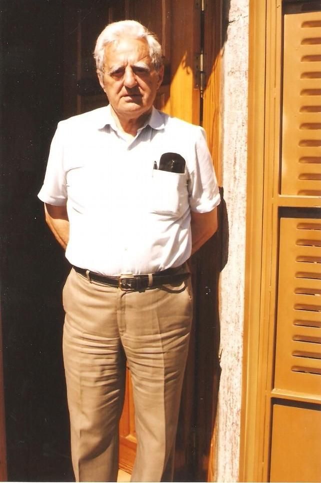 De pie a la puerta de la casa familiar de su esposa Consuelo Suárez en Las Murias (Babia) en 1998 (autor Luis Álvarez).