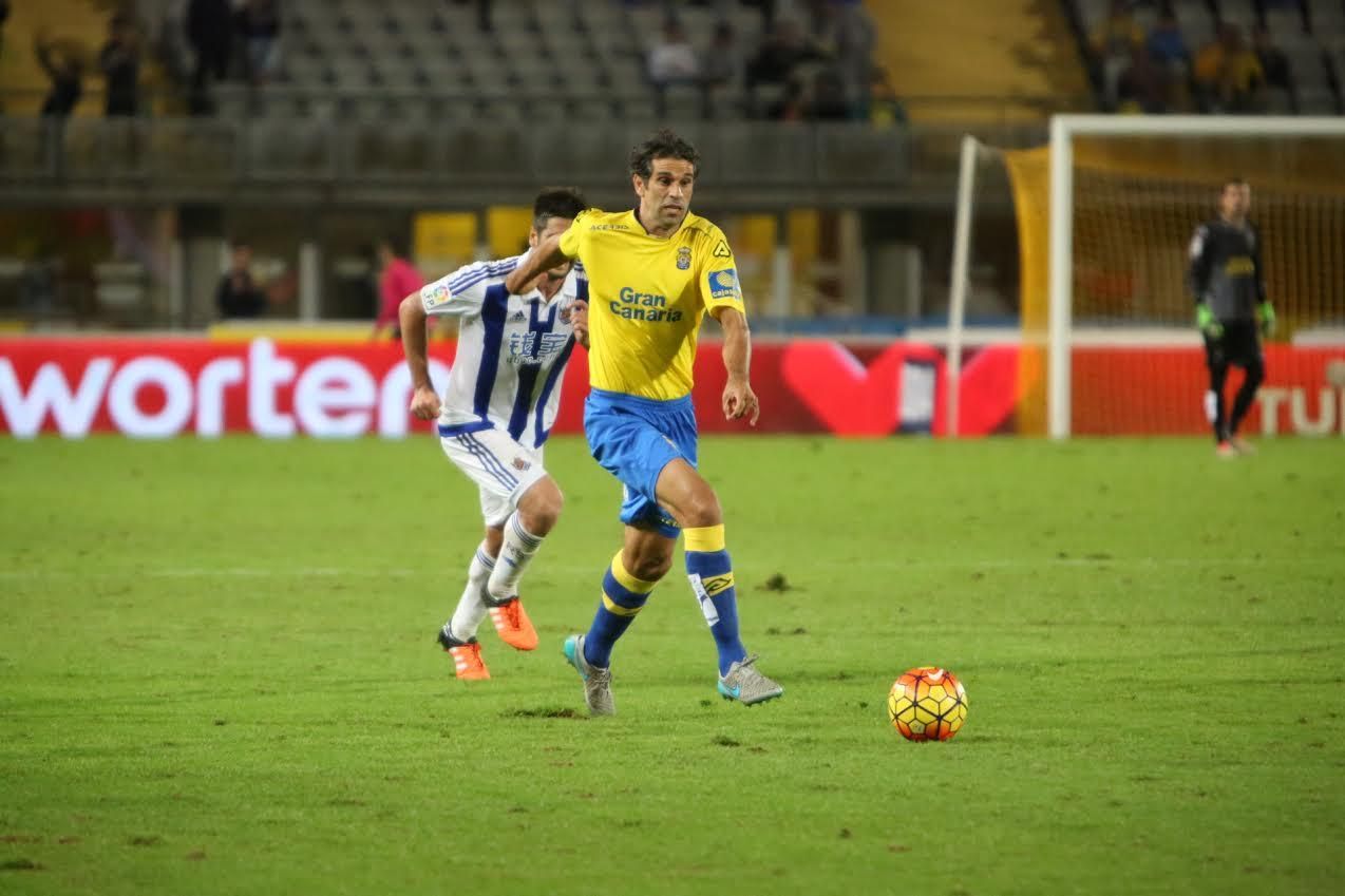 Juan Carlos Valerón conduce el balón.
