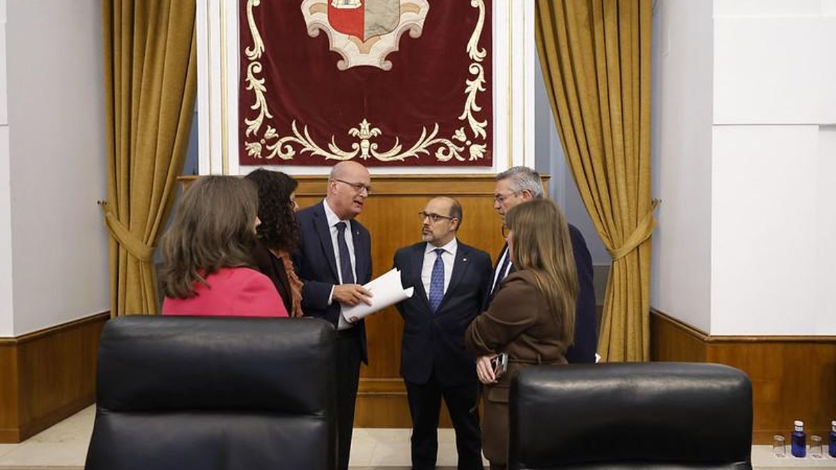 Los servicios jurídicos del Parlamento de Castilla-La Mancha en una reunión informal con representantes de los grupos parlamentarios de PP y PSOE en presencia del presidente de las Cortes, Pablo Bellido
