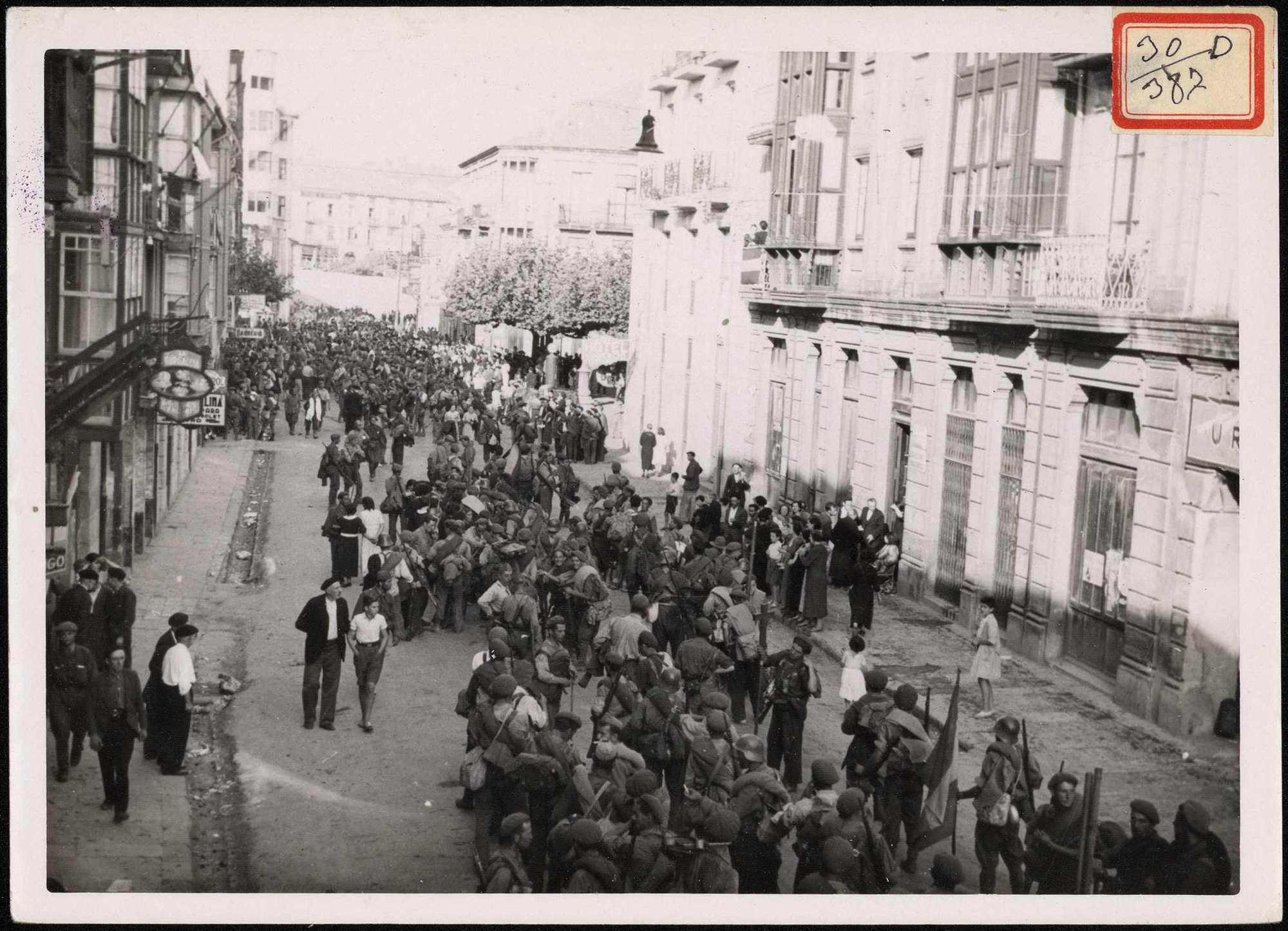 "Vista de la calle principal de Torrelavega a la llegada de las tropas y fuerzas del Requeté". 24 de agosto de 1937.