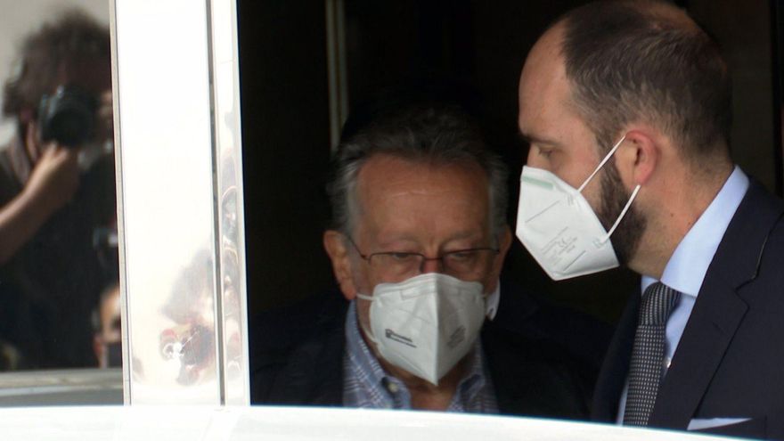 Alfonso Grau sale detenido de su casa en el marco de la 'operación Azud'. / Europa Press