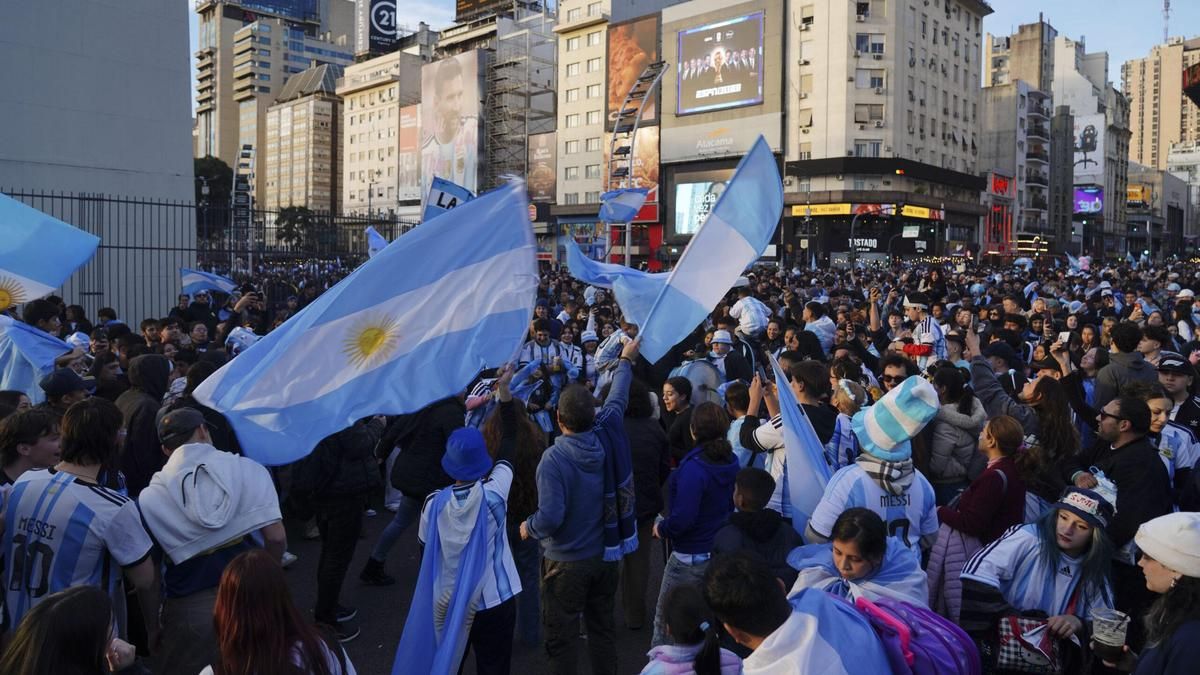 Ciudad armó un operativo de seguridad especial en el Obelisco para Argentina-Inglaterra con un triple anillo de vallado