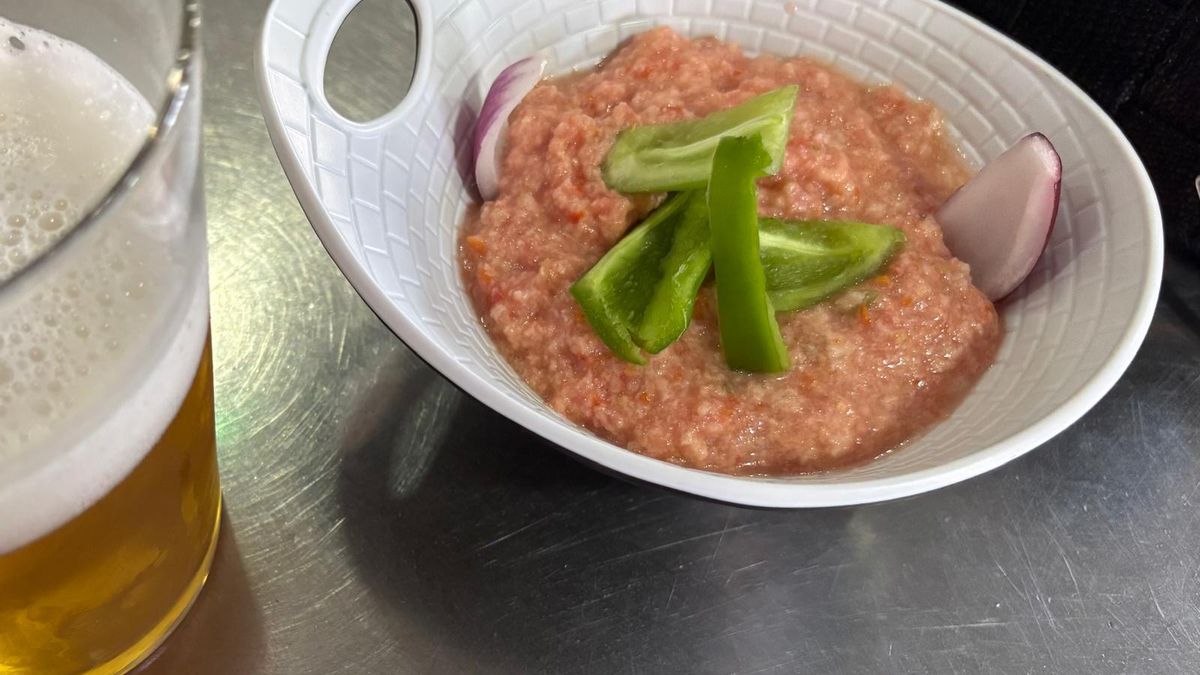 Este plato se ha hecho imprescindible durante la temporada estival de la localidad gaditana