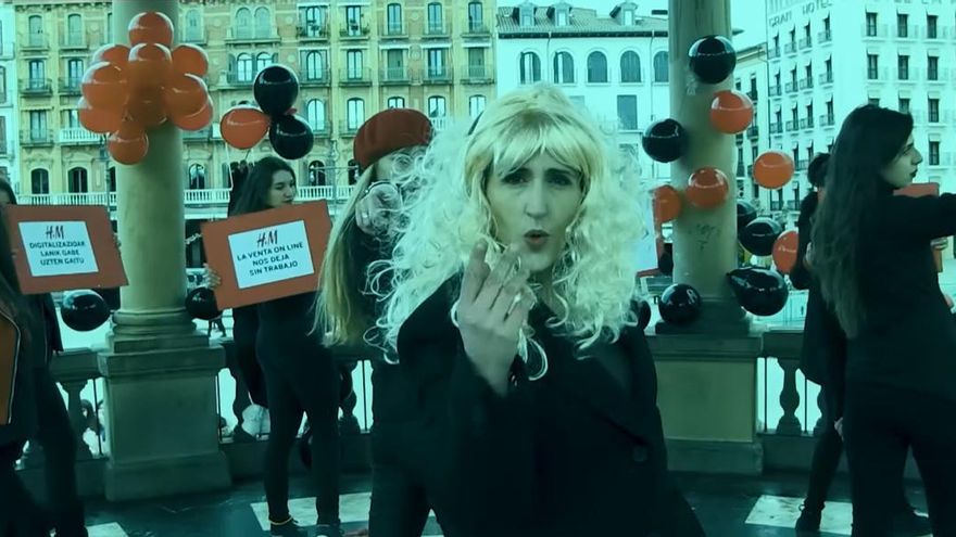 Trabajadoras de H&M en Pamplona denuncian al son de Shakira que llevan cobrando 500 euros desde 2009