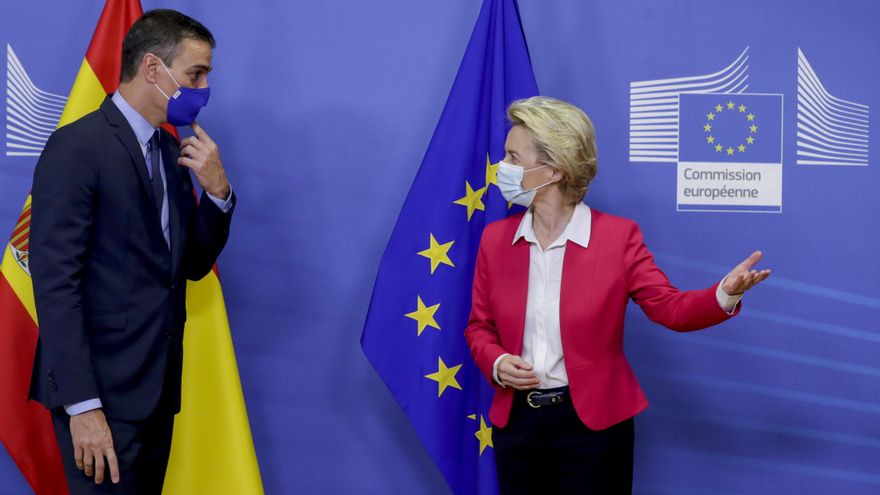 La presidenta de la Comisión Europea (CE), Ursula von der Leyen, y el presidente del Gobierno español, Pedro Sánchez, en la cumbre europea celebrada el pasado mes de septiembre en Bruselas. EFE/EPA/OLIVIER HOSLET / Archivo