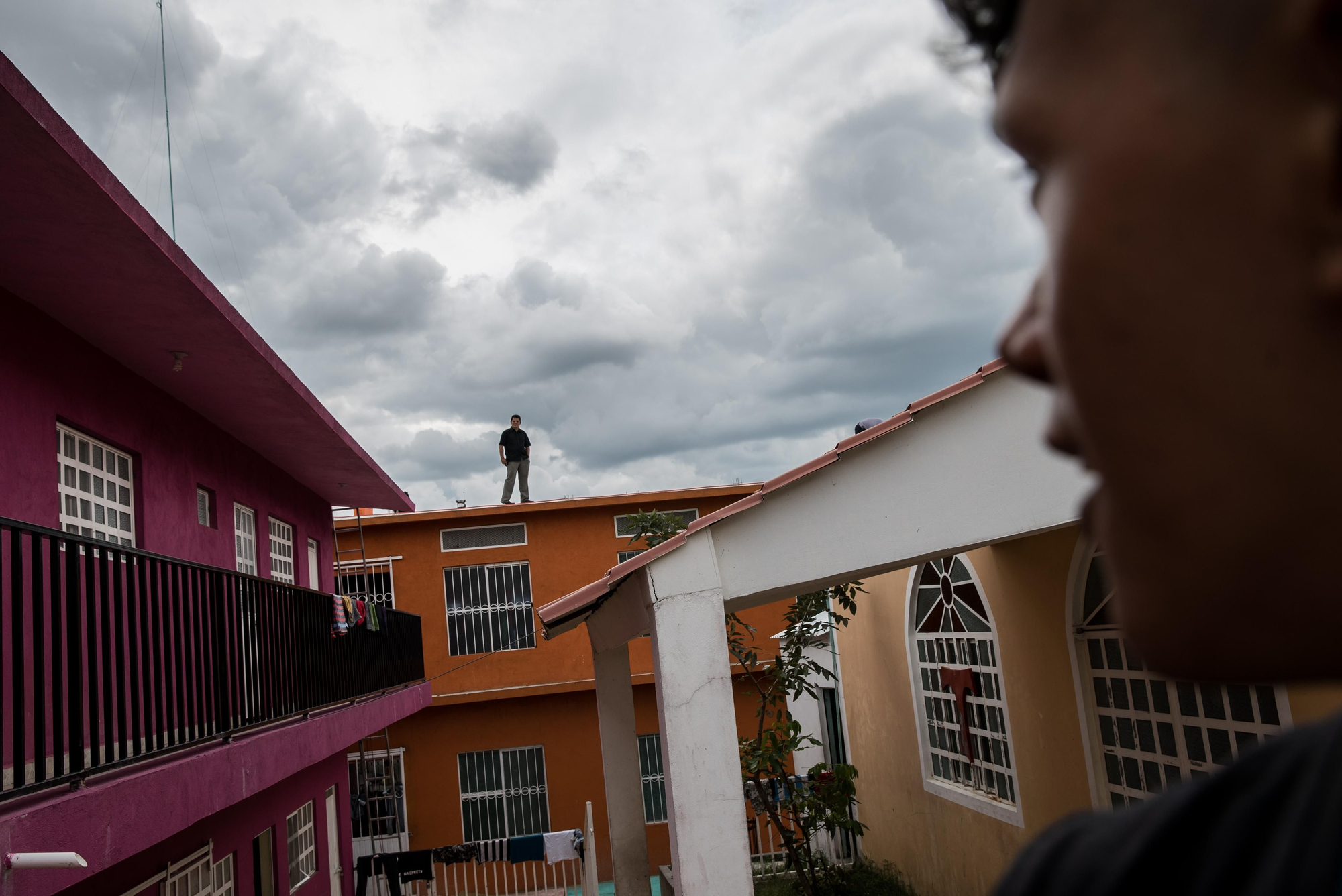 Y. (a la derecha) en el refugio de migrantes de Tenosique. La primera vez que abusaron sexualmente de él tenía 15 años. Su primo (miembro de una pandilla local) y sus amigos le colgaron, golpearon y violaron. Durante cuatro años le estuvieron amenazando con decirle a todo el mundo que era gay para que no denunciase los malos tratos el maltrato que sufría. Estos abusos continuos fueron la razón por la cual escapó de Honduras. Pidió asilo en México pero su solicitud fue rechazada. Gracias a los esfuerzos de abogados voluntarios del refugio, Y. ha conseguido una entrevista para volver a iniciar el proceso. Ahora está de nuevo a la espera de la resolución. A pesar de tener que padecer algunas de las peores formas de violencia que hay en el mundo hoy, los migrantes y refugiados de la región del Triángulo Norte de Centroamérica siguen siendo tratados, en su mayoría, como migrantes económicos por países de refugio como México o Estados Unidos, afirma MSF. Fotografía: Marta Soszynska / MSF