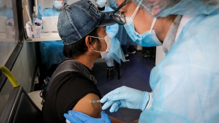 Según el Ministerio de Salud Pública de Uruguay, hasta las 18.24 horas (21.24 GMT) de este lunes, 2.615.597 personas (un 73,82 % de la población) completaron su pauta de inmunización de las farmacéuticas Sinovac, AstraZeneca y Pfizer. En la imagen un registro de archivo de la vacunación de un joven contra la covdi-19 en Montevideo (Uruguay). EFE/Raúl Martínez