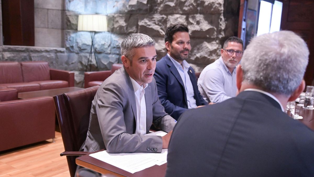 El consejero de Agricultura, Ganadería, Pesca y Soberanía Alimentaria del Gobierno de Canarias, Narvay Quintero, junto al presidente regional, Fernando Clavijo, este miércoles en un encuentro con la Comisión Ejecutiva Nacional de la Coordinadora de Organizaciones de Agricultores y Ganaderos (COAG).