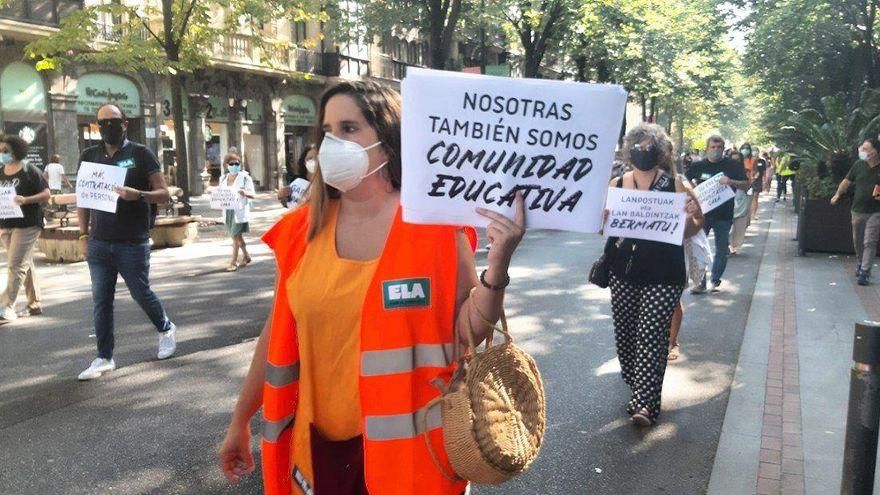 Trabajadoras de comedores escolares durante la manifestación en Bilbao el pasado 15 de septiembre