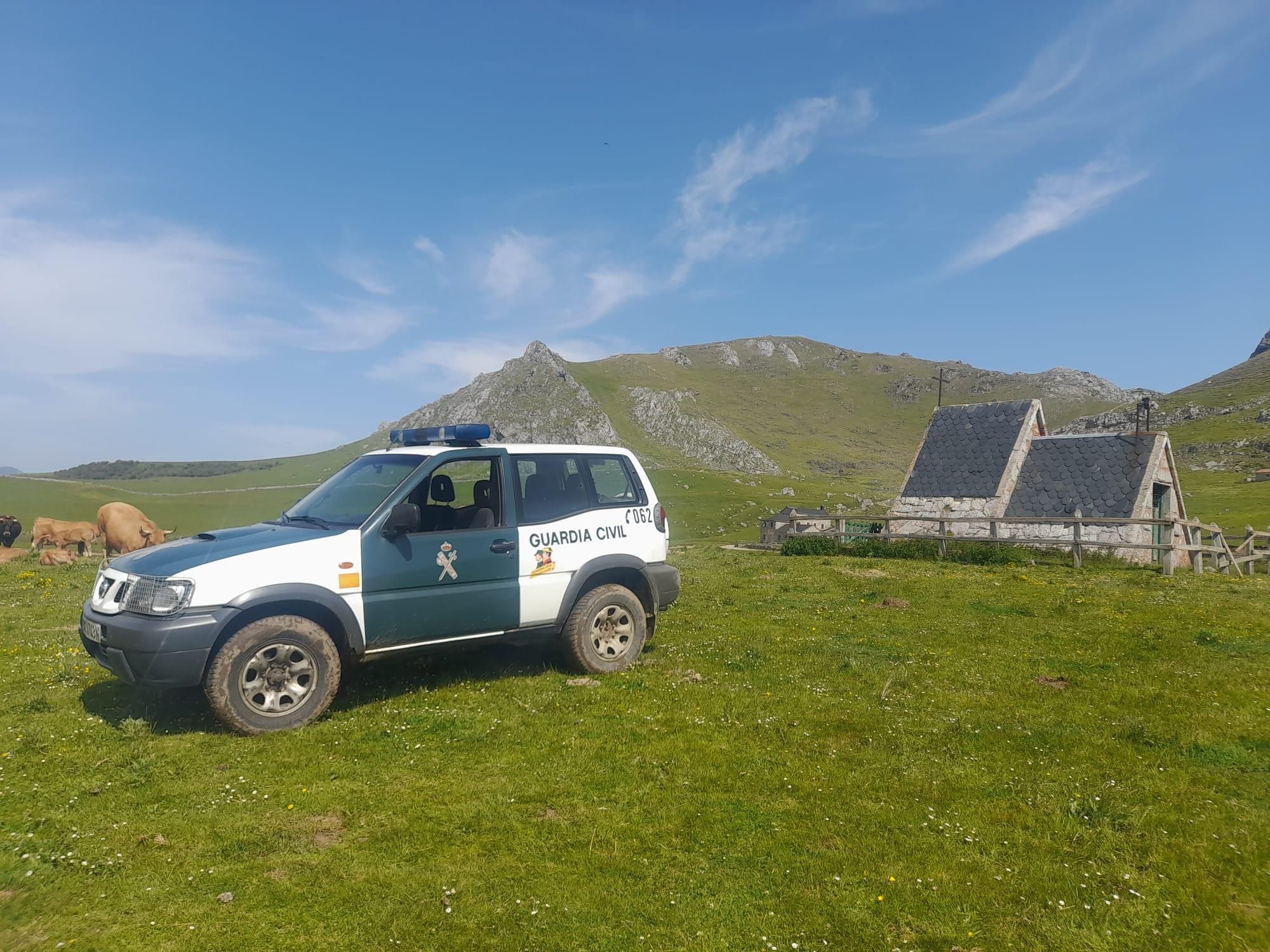 La Guardia Civil -junto a la ermita de Pinos-, obligada a hacer acto de presencia a menudo por el conflicto.