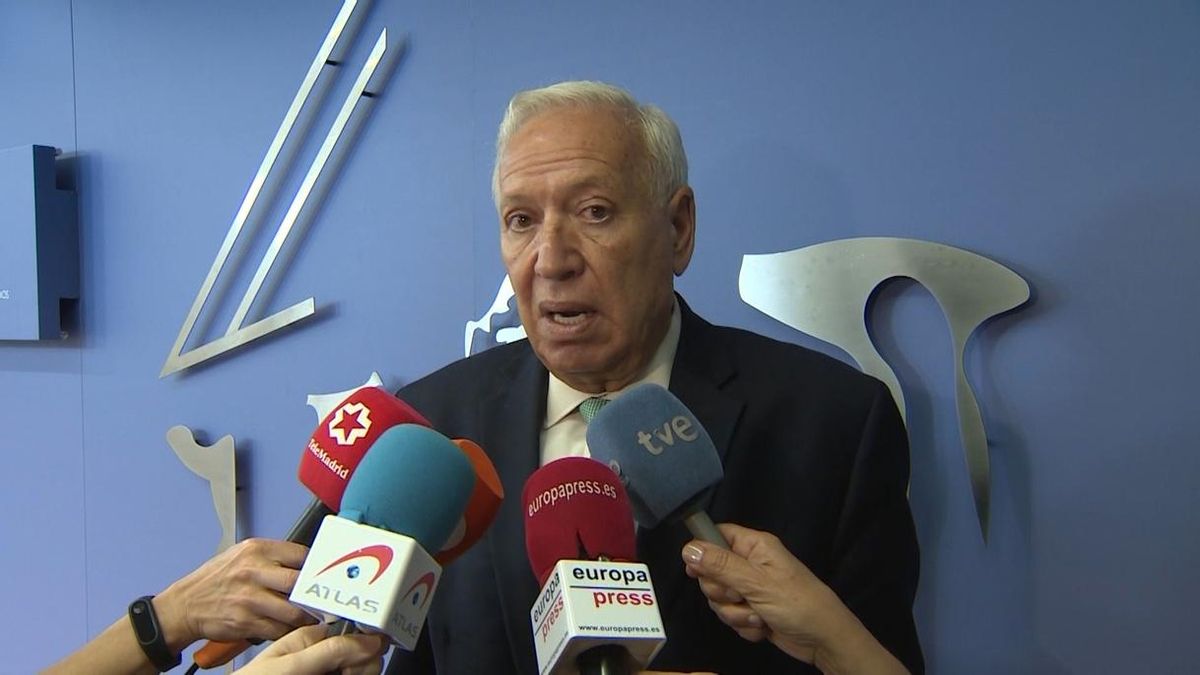 Margallo dice que hará "todo lo posible" para que Sáenz de Santamaría no sea portavoz del PP