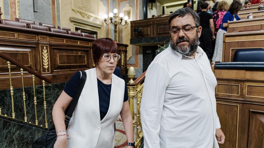 La portavoz de Compromis en el Congreso, Águeda Micó (I), durante la celebración en el Congreso de los Diputados de una sesión plenaria, a 19 de junio de 2025, en Madrid (España).