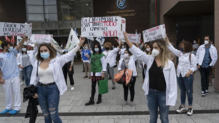 Concentración de los sindicatos CCOO, UGT y CSIF frente al Hospital Valdecilla.