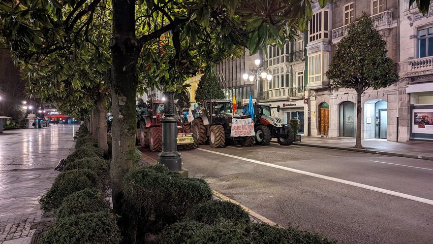 Los tractores duermen en el centro de Oviedo que amanece bloqueado por las protestas ganaderas