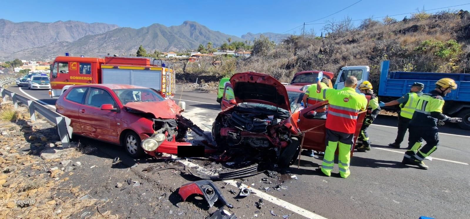 Imagen del violento choque frontal entre dos vehículos en El Paso. BOMBEROS LA PALMA