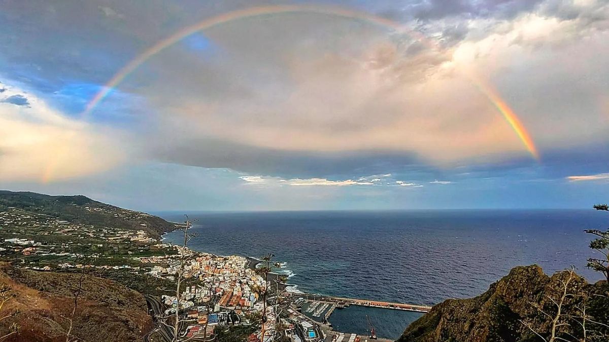 Imagen de archivo de un arcoíris sobre Santa Cruz de La Palma y su bahía.