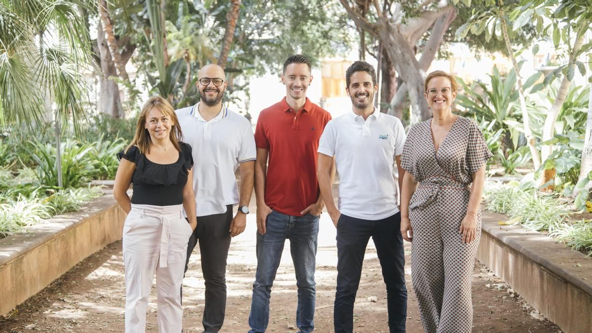 Laura, Quique, Seve, Ruymán y Lili, el grupo de enfermeros y enfermeras que participan en 'En la UCI Pediátrica'.