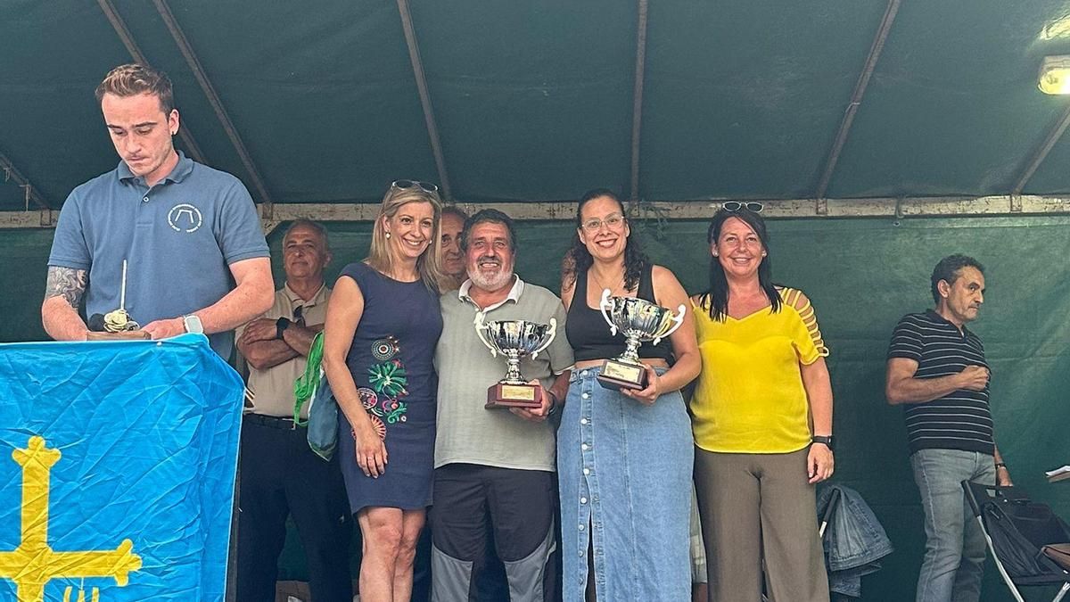 José Antonio y María recibiendo su premio en Mieres.