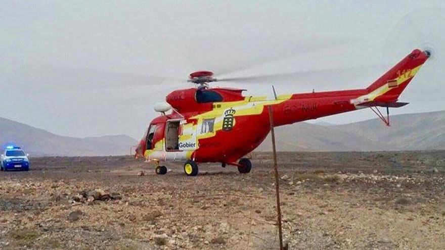 Un helicóptero rescata a un hombre herido grave en un barranco de Fuerteventura