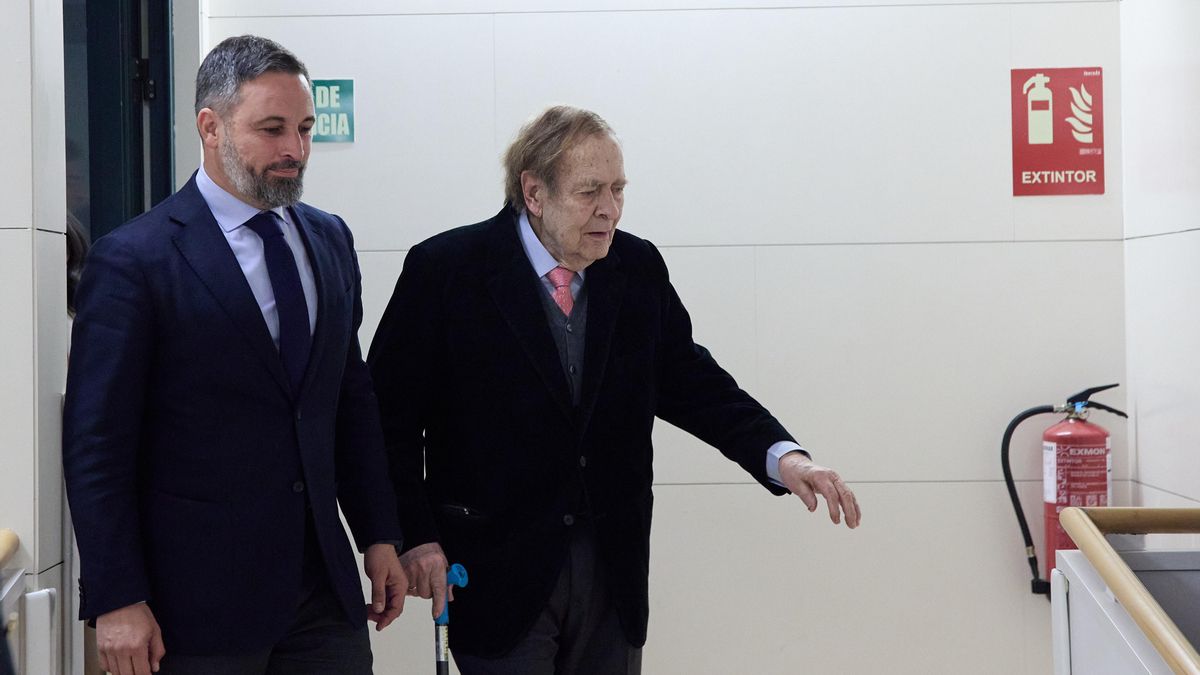 El presidente de VOX, Santiago Abascal (i), y el candidato de la moción de censura, el profesor Ramón Tamames (d).