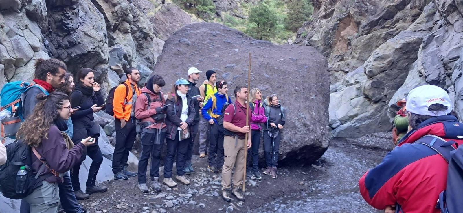El grupo de estudiantes y profesores de la Università degli Studi di Milano-Bicocca  en Dos Aguas, en La Caldera de Taburiente.