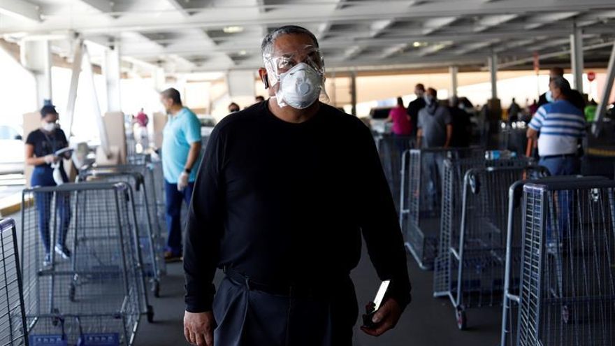 Un hombre con mascarilla espera su turno para entrar a un supermercado este lunes en San Juan (Puerto Rico). El intento del Ejecutivo de Puerto Rico de comprar pruebas para detectar el COVID-19 por 40 millones de dólares a una empresa sin experiencia en el sector médico y con vínculos al partido del Gobierno es el último nubarrón sobre el Ejecutivo en medio de la crisis de la pandemia.