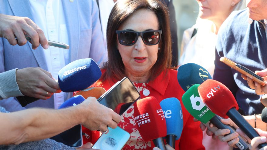 La ministra de Defensa, Margarita Robles atiende a la prensa durante su visita a las obras del nuevo cuartel de Monte la Reina en Toro (Zamora), este jueves.
