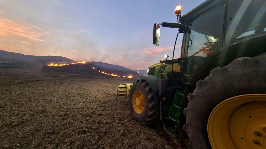 Los agricultores que ayudaron a sofocar incendios en Aragón aún esperan el pago del gasóleo: “No hemos recibido nada”