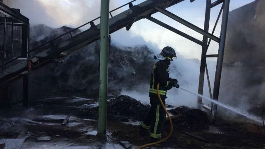 Uno de los bomberos, controlando la zona calcinada.